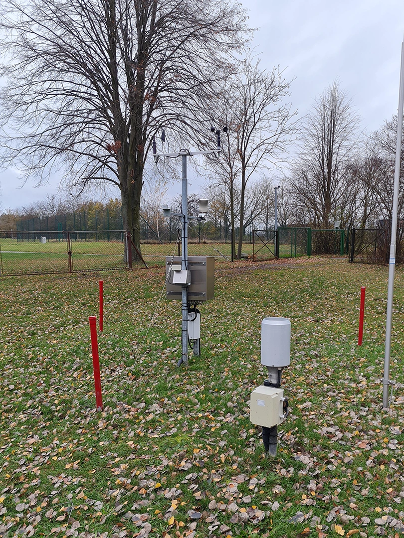Agrarmeteorologische Station mit Niederschlagsmesser