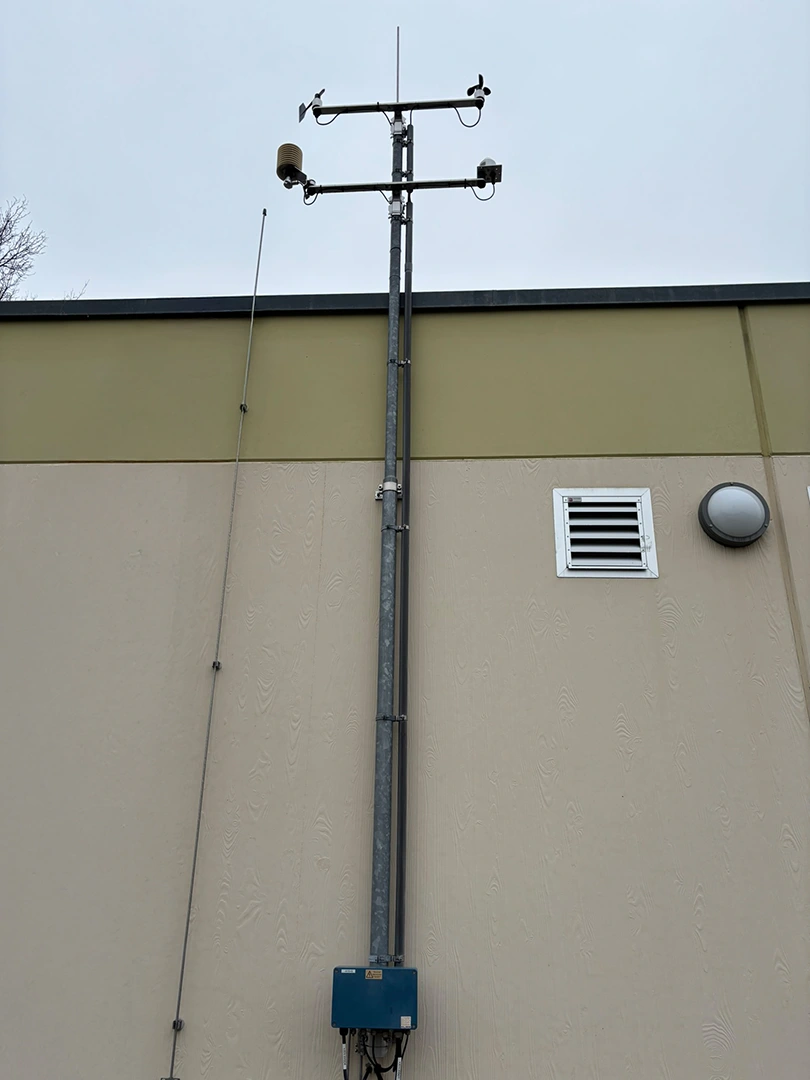 Wartung einer Wetterstation an einer Bahnanlage
